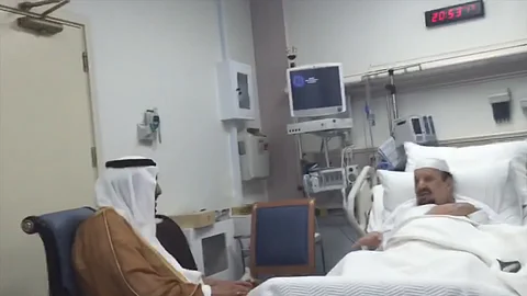 خادم الحرمين يواصل زياراته الاطمئنانية لأخيه الأكبر "عبدالرحمن"