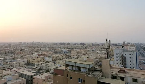 حدث بالجبيل قبل ساعات.. "أم كويتية" تعفو عن قاتل ابنها في ساحة القصاص