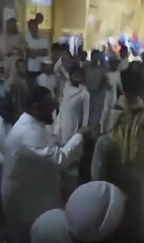 فيديو.. نزلاء سجن الجبيل يحتفلون بالعفو عن زميلهم قبل تنفيذ القصاص بدقائق