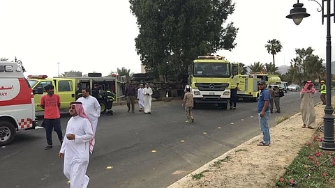 شاهد.. شاحنة حديد تقتلع لوحات الأمانة التعريفية بالطائف