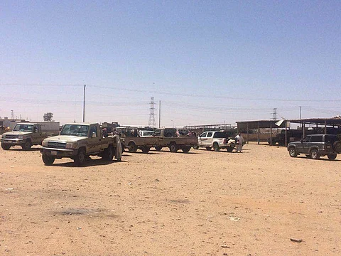 تيماء.. استمرار استغلال مظلات سوق الأغنام لعرض مركبات للبيع
