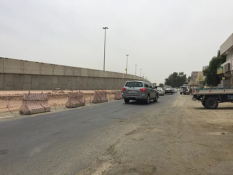شاهد .. سائقون وسكان يشكون توقف مشروع كوبري الشرائع الجديد