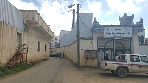 عابثون يقذفون حجارة على مجمع بنات بالباحة ويشجون رأس طالبة