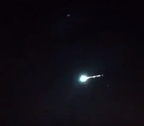 بالفيديو .. "كرة نارية" تحيل ليل قرية "مرامية العيص" نهاراً