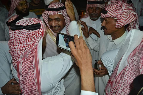 شاهد بالخيول.. أهالي المسارحة يحتفلون بالجندي "عرّاج" بعد عودته من احتجازه