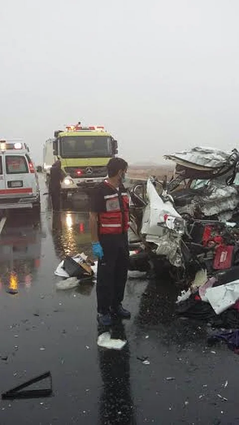 شـاهد.. "حـادث مروّع" يصرع مواطناً وزوجته وطفليه على طريق "الخميس"