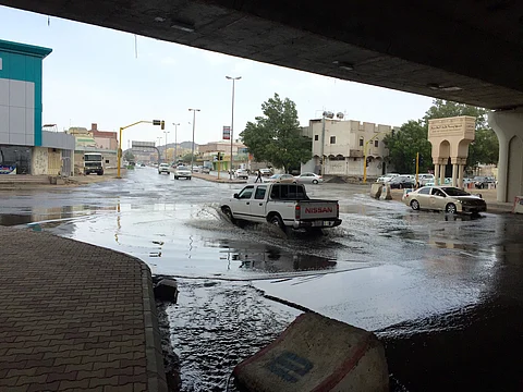 عدسة "سبق" توثّق وتكشف سوء تصريف الأمطار بأحياء مكة