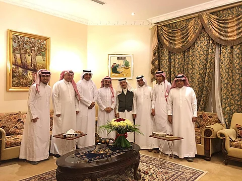 بعد جراحة ناجحة.. "صحافيون" في مبادرة وفاء لـ"عميد الصحافة السعودية"