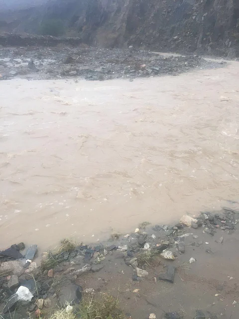 سيول قرية العرق تحجز أهلها والطريق المؤدي متعثر من سنوات بميسان جنوب الطائف