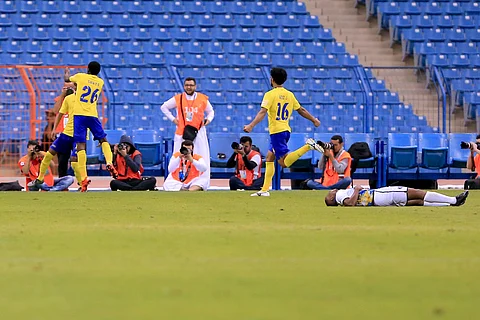 بالصور: "العالمي" غاضب.. هزم التعاون برأسية "غالب"