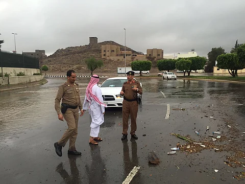 العتيبي: أغلقنا طريق جبل كرا ثلاث ساعات وجلبنا صهاريج الأمانة لشفط تجمعات مياه الأمطار