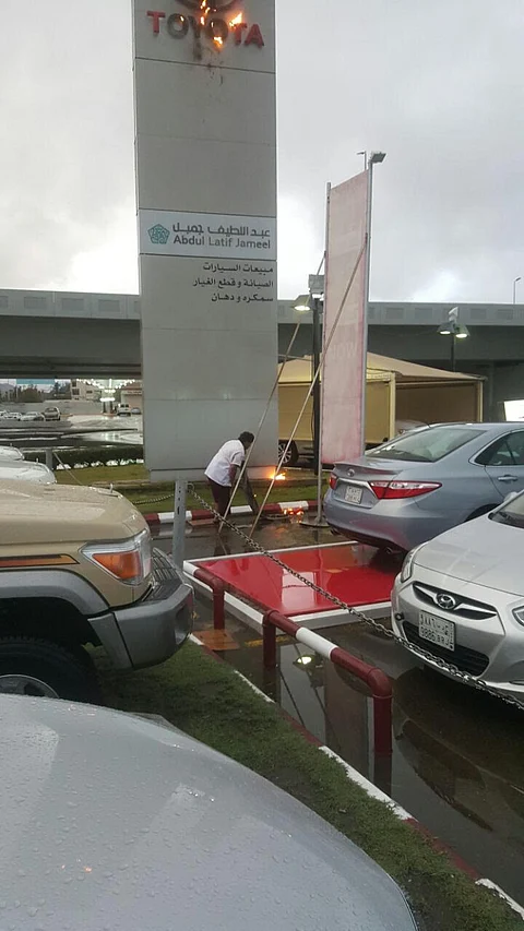 شاهد.. "حارس أمن" يُخمد حريقاً بشركة سيارات بالطائف ويمنع انتشاره