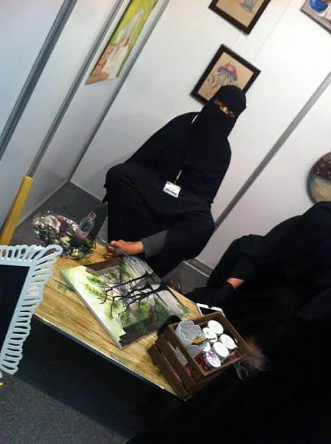 قصة فتاة وُلدت بلا ذراعين فاحترفت الرسم بقدميها .. خَشَوا أن تخيف الطالبات