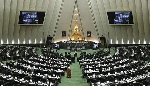 البرلمان الإيراني يطرد نائبة شابة ويجردها من مقعدها.. والمبرر أنها تصافح الرجال