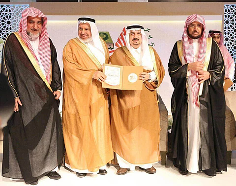 أمير الرياض يكرم رئيس جمعية "خيركم"