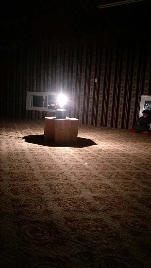 أهالي حرجة عسير يستخدمون الإضاءة التقليدية بسبب انقطاع التيار