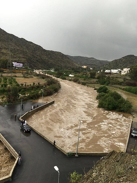 بسبب الأمطار.. إلغاء الرحلات المسائية بمطار الباحة.. و"المدني" يباشر إنقاذ ١٧ محتجزًا