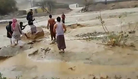 بالفيديو.. إنقاذ محتجز من سيول وادي عرعرة ببيشة