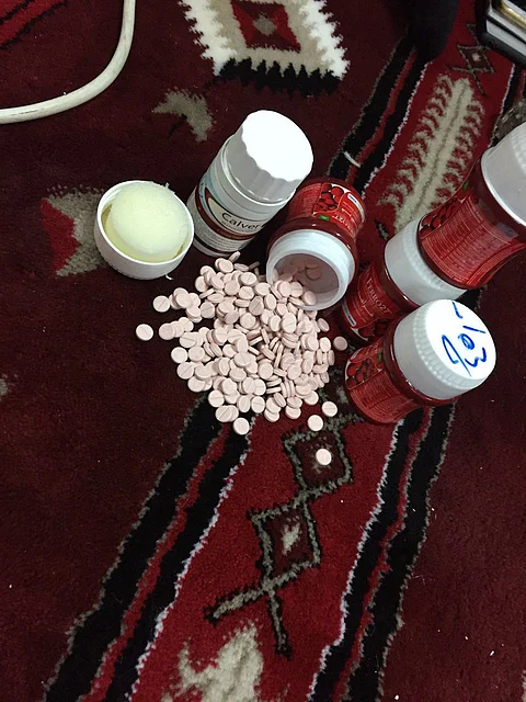 إحباط تهريب 1400 حبة مخدرة في مركبة على طريق المدينة القصيم