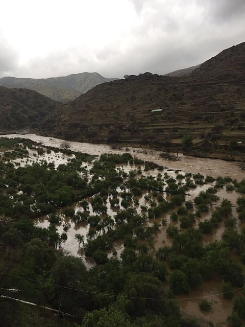 شاهد.. السيول تعزل قرية السحير.. وتغمر مزارع الأهالي