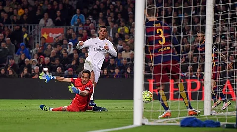 بالعشرة.. ريال مدريد يضرب برشلونة بهدفين