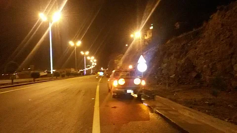 "الطرق" تباشر انهيارات وتجمعات صخرية وترابية في الباحة