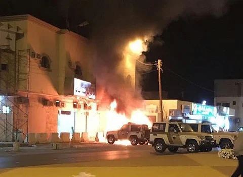 شاهد.. "مدني الدلم" يُخمد حريقاً اندلع في 3 مركبات للشرطة