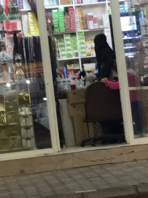 شاهد .. نساء يزاحمن الرجال في محال بيع "المعسل" بمكة ومطالبات بتدخّل