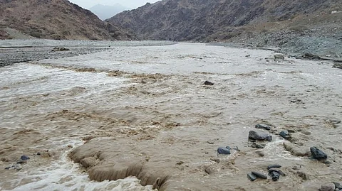 رغم رفضها أمس.. السيول تجبر "تعليم الليث" على تعليق الدراسة بـ"بني يزيد"