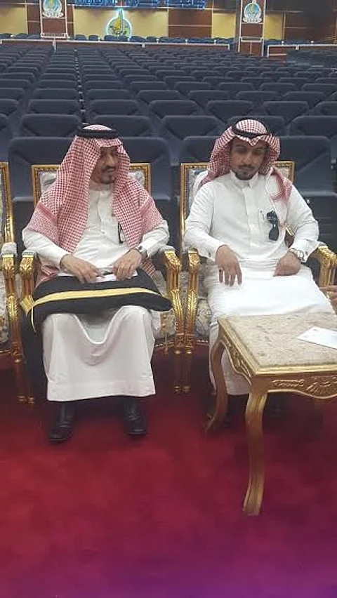 "ستيني" يتخرج مع ابنيه في جامعة جازان.. قصة كفاح فضلُها دعاء أمه المئوية!