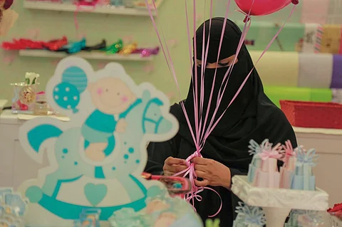 رحلة كفاح شابة سعودية.. بدأت بـ"الضمان" وتكللت بتملك متجر هدايا واحتفالات
