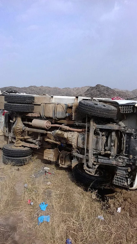 وفاة عامل وإصابة اثنين آخرين في انقلاب سيارة بالباحة
