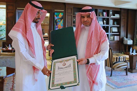 إنفاذاً لأمر خادم الحرمين.. وزير التعليم يُسلم "مُنقذ المعلمات" وسام الملك عبدالعزيز