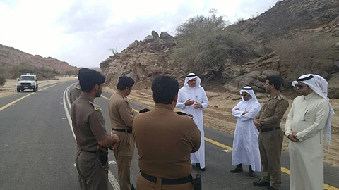 شاهد.. لجنة رفيعة المستوى تقف ميدانياً على موقع حادث "وادي بن هشبل"