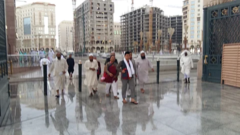 بالصور.. "سبق" ترصد هطول الأمطار بساحات المسجد النبوي الشريف