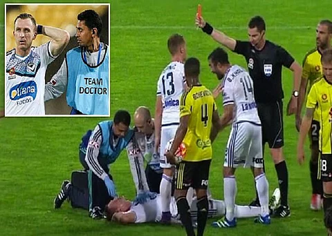 بالفيديو.. طرد لاعب وهو ملقى على الأرض لتلقي العلاج !
