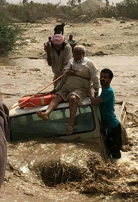 مواطنان ينقذان ثمانينياً غرقت سيارته في سيل وادي الليث