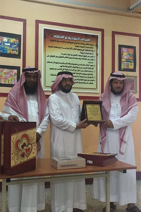 معلم ينقذ طالبًا بلع لسانه في المدنية المنورة