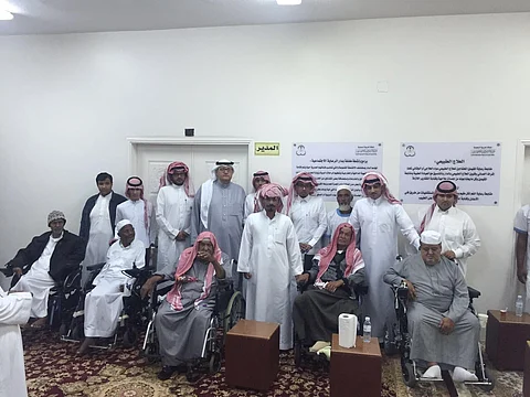 فريق"رد الجميل" يزور نزلاء دار المسنين بالطائف