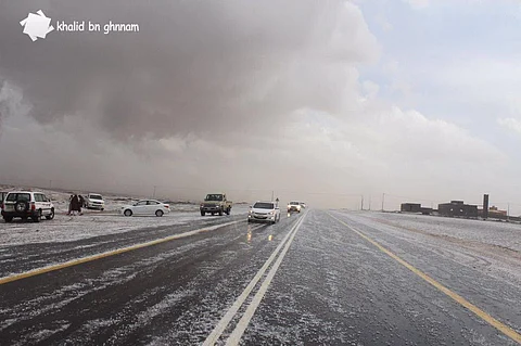 شاهد .. أمطار تربة تُسيل الأودية والبرد يكسوها بالبياض