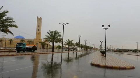 أمطار الأفلاج تواصل هطولها لليوم الثاني.. والجهات المعنية تعلن التأهب