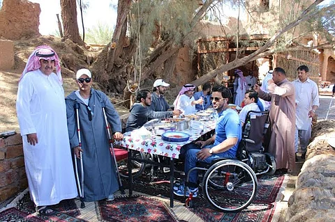 بالصور.. مجموعة من ذوي الاحتياجات في رحلة برية لـ"أشيقر التاريخية"