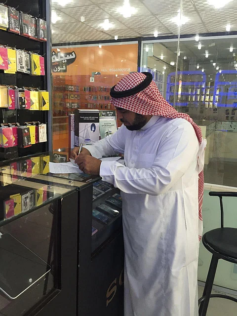 جدة .. حملات على قطاع الاتصالات توعّي بالتوطين تضبط ١٧٨ مخالفاً