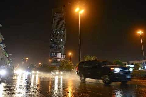 أمطار متفرقة على الرياض.. ولا تعليق للدراسة حتى الآن