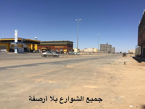مشاريع متعثرة وشوارع بلا أرصفة ولا إنارة وخيام للعمالة الوافدة بتبوك
