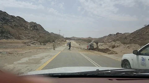 شاهد.. طرق الباحة تزيل ترسبات الأمطار وتفتح الطريق بقرية "الصعاليك"