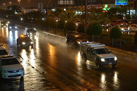 أمطار الرياض: تعليق رحلات.. استنفار للإنقاذ.. و"التعليم" تتفرج