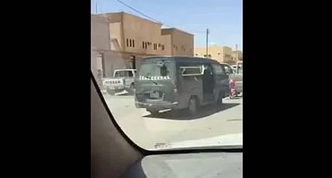 رفحاء.. إيقاف سائق حافلة نقل الطالبات بعدما قادها "دون باب"