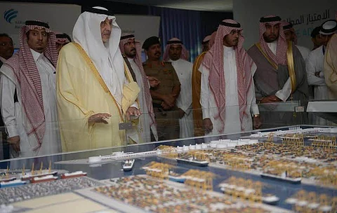 خالد الفيصل يدفع بـ1000 شاب وشابة من أبناء رابغ لسوق العمل