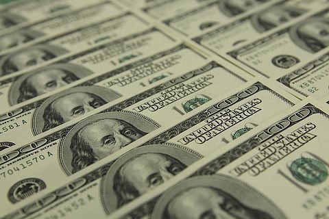 الدولار يواصل الهبوط ويسجل أدنى مستوى في 17 شهراً أمام الين